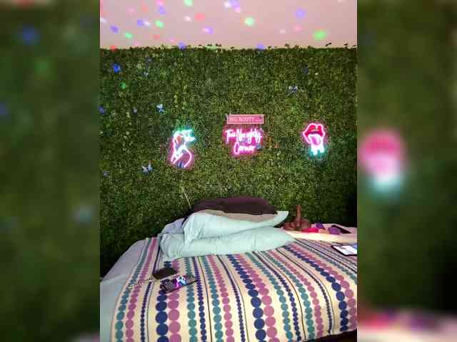 SarenaSoThick webcam