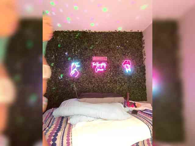 SarenaSoThick webcam