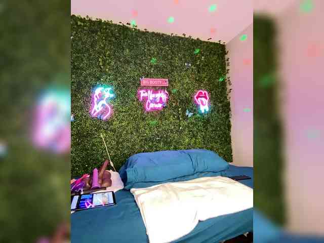 SarenaSoThick webcam