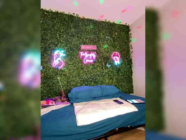 SarenaSoThick webcam