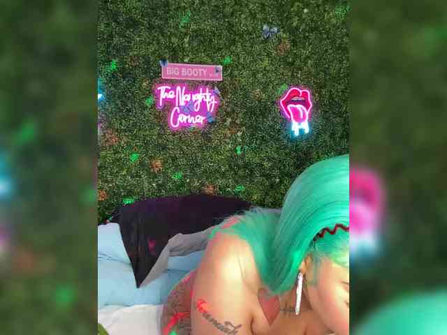 SarenaSoThick webcam