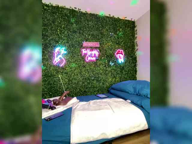 SarenaSoThick webcam