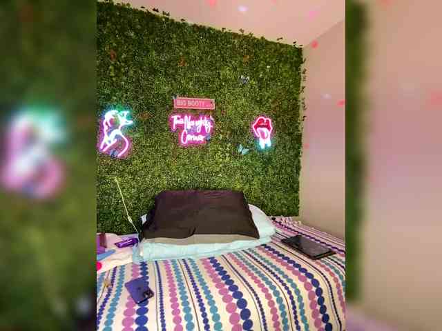 SarenaSoThick webcam