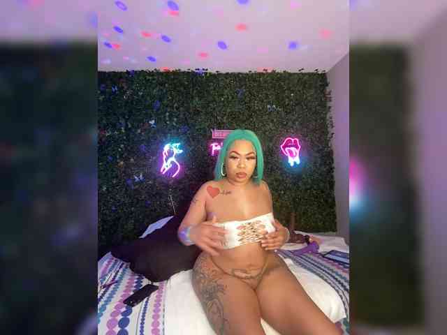 SarenaSoThick webcam