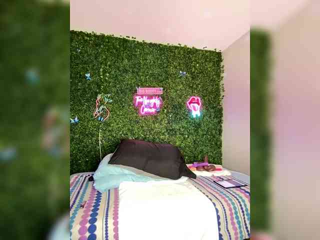 SarenaSoThick webcam