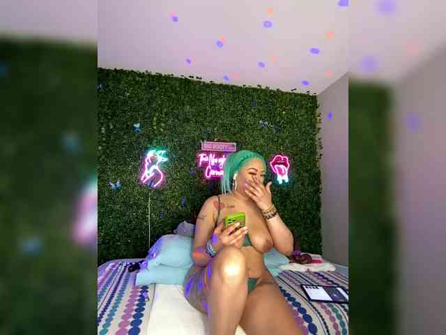 SarenaSoThick webcam