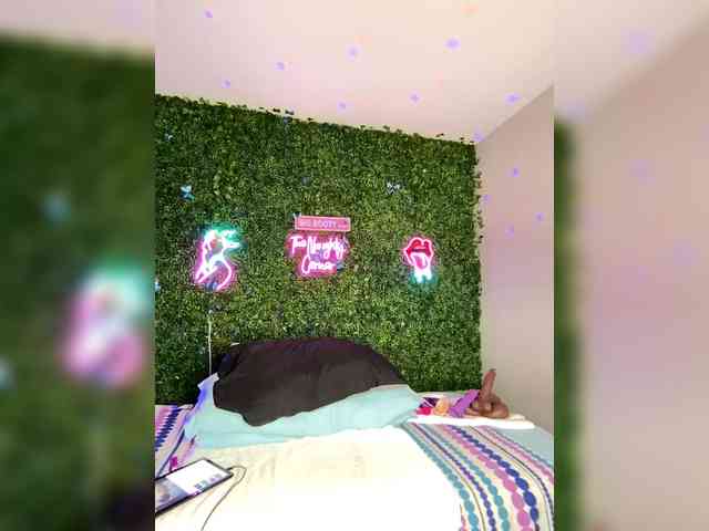 SarenaSoThick webcam