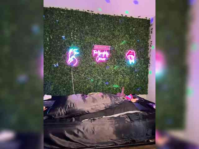 SarenaSoThick webcam