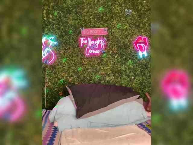 SarenaSoThick webcam