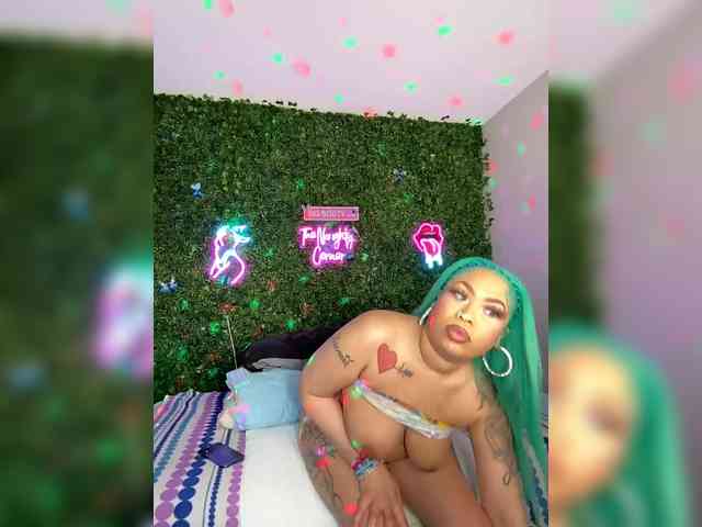 SarenaSoThick webcam