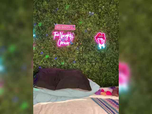 SarenaSoThick webcam