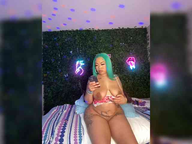 SarenaSoThick webcam