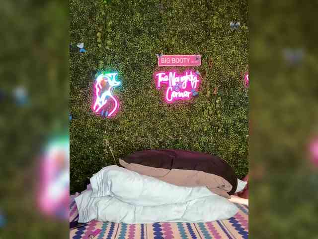 SarenaSoThick webcam