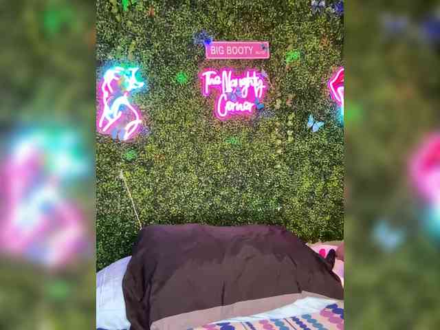 SarenaSoThick webcam