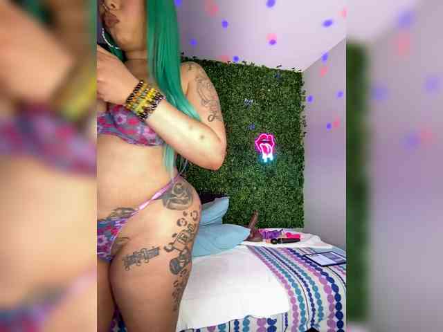 SarenaSoThick webcam