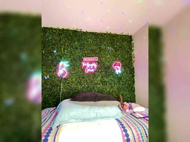 SarenaSoThick webcam