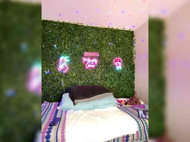 SarenaSoThick webcam