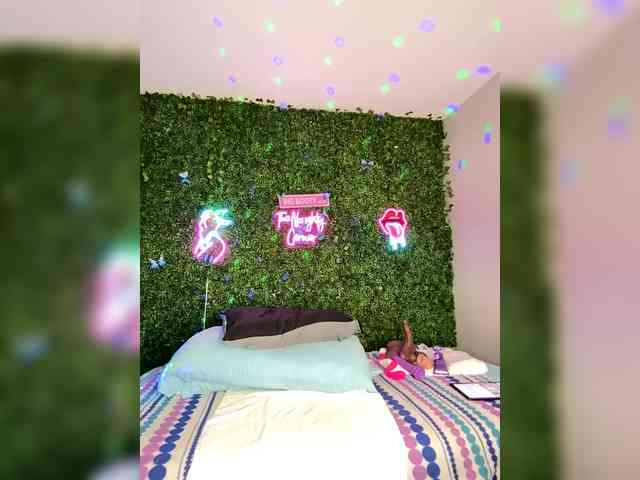 SarenaSoThick webcam