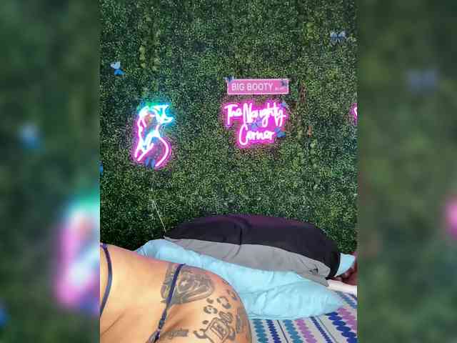 SarenaSoThick webcam