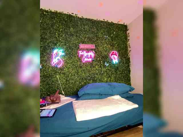 SarenaSoThick webcam