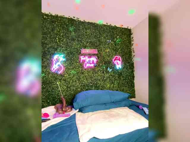 SarenaSoThick webcam