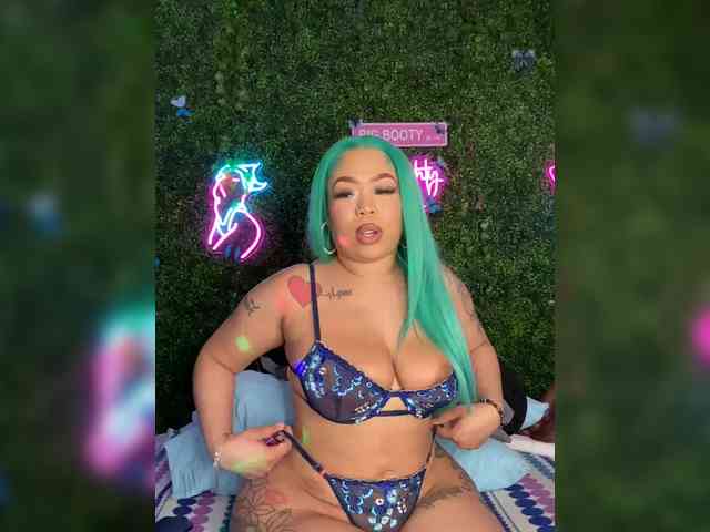 SarenaSoThick webcam