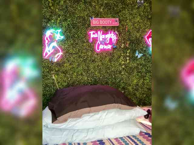 SarenaSoThick webcam