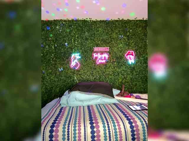 SarenaSoThick webcam