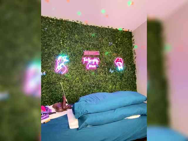 SarenaSoThick webcam