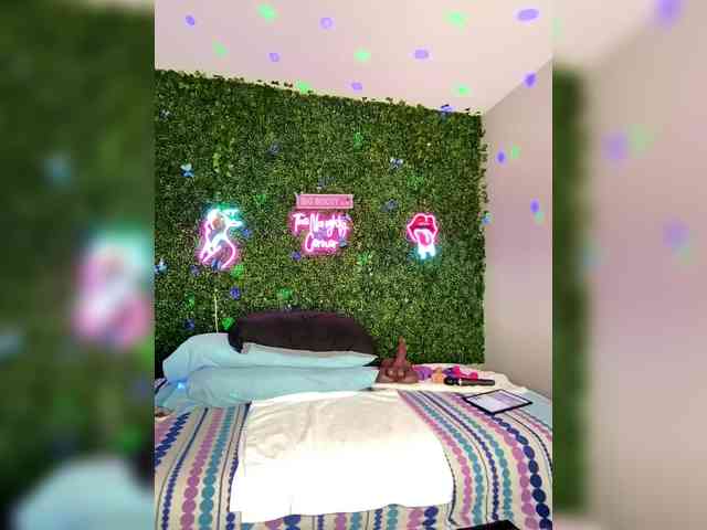 SarenaSoThick webcam