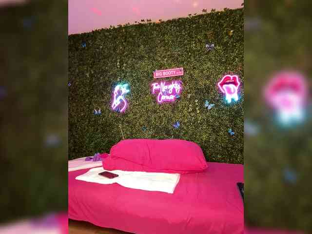 SarenaSoThick webcam