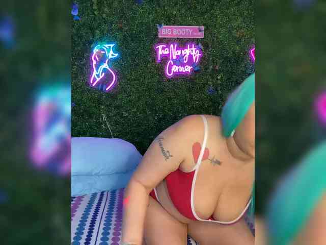 SarenaSoThick webcam