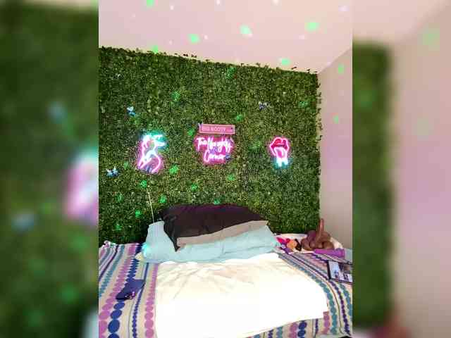 SarenaSoThick webcam