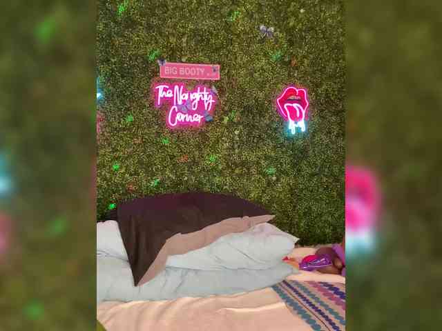 SarenaSoThick webcam