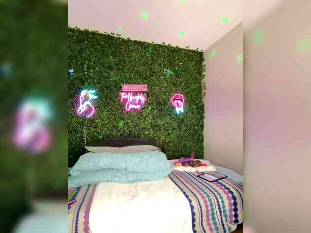 SarenaSoThick webcam