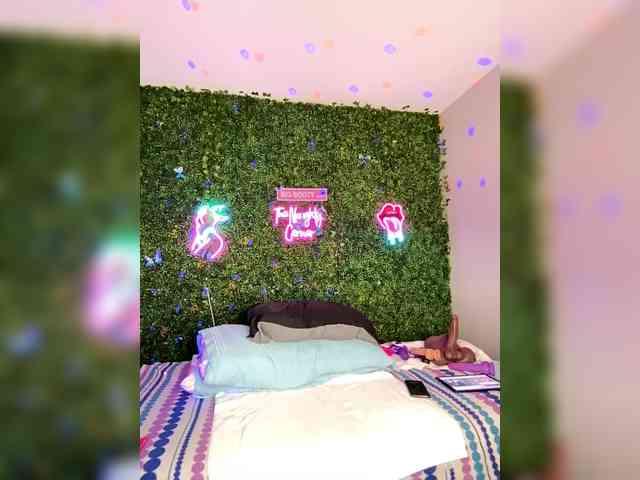 SarenaSoThick webcam