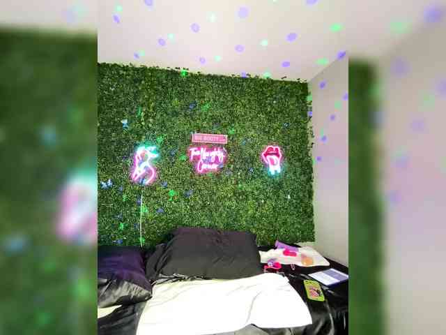 SarenaSoThick webcam