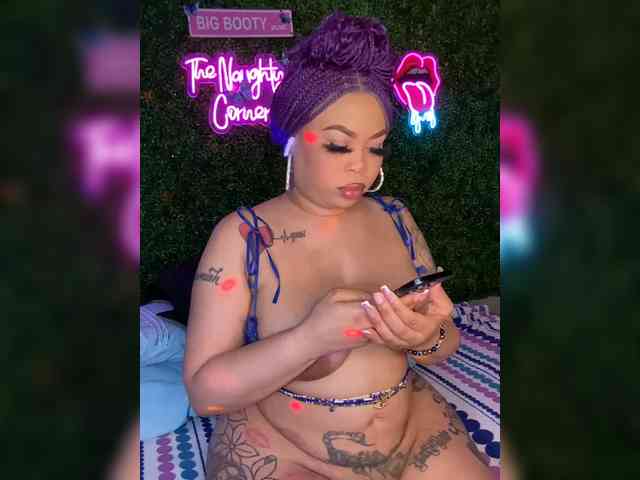 SarenaSoThick webcam