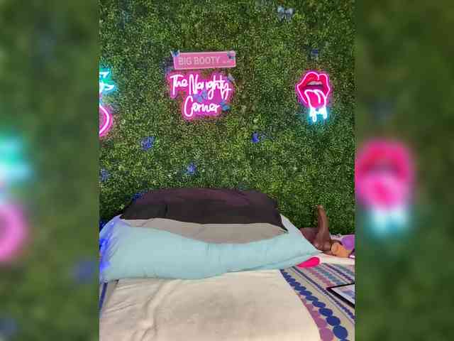 SarenaSoThick webcam