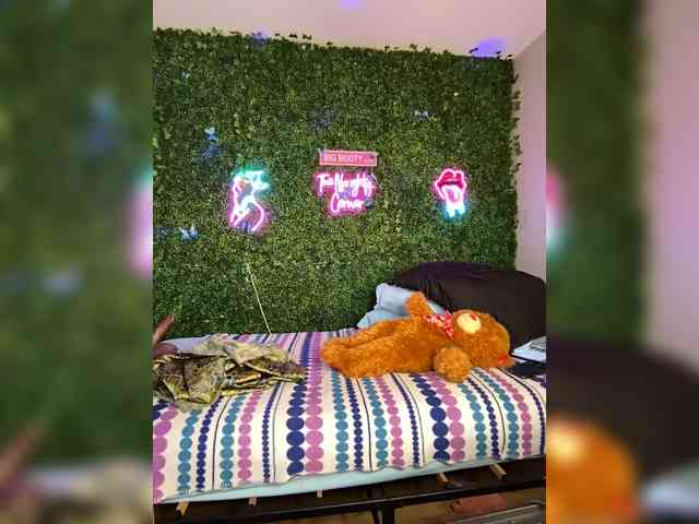 SarenaSoThick webcam