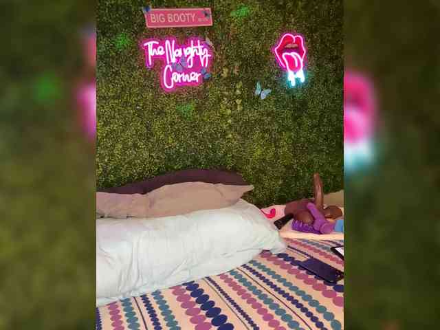 SarenaSoThick webcam