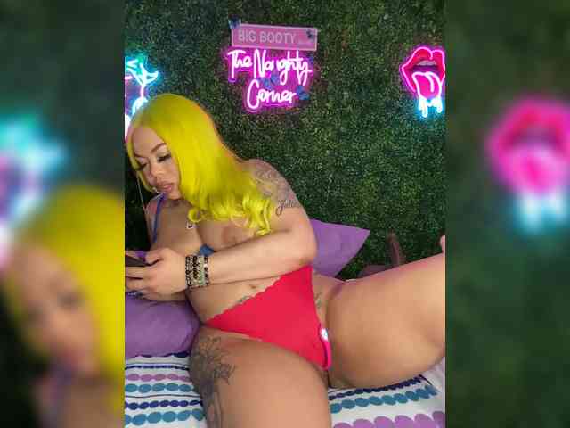 SarenaSoThick webcam