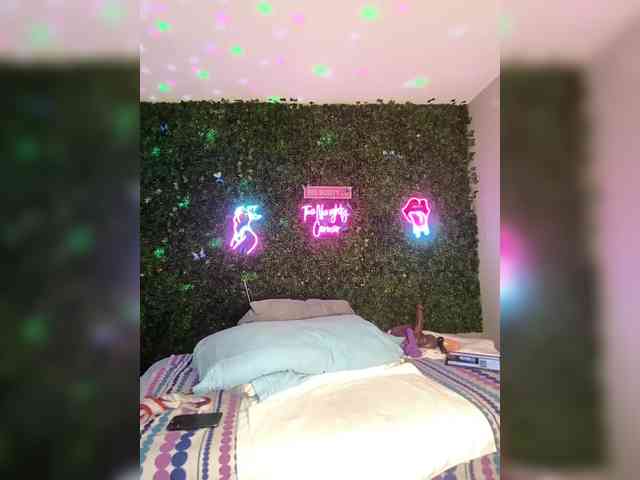 SarenaSoThick webcam