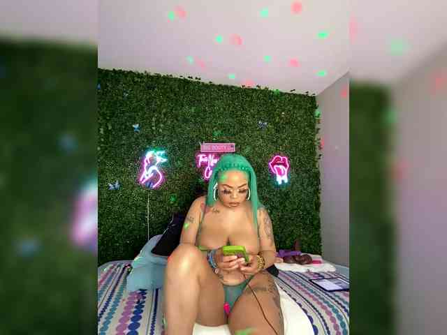 SarenaSoThick webcam