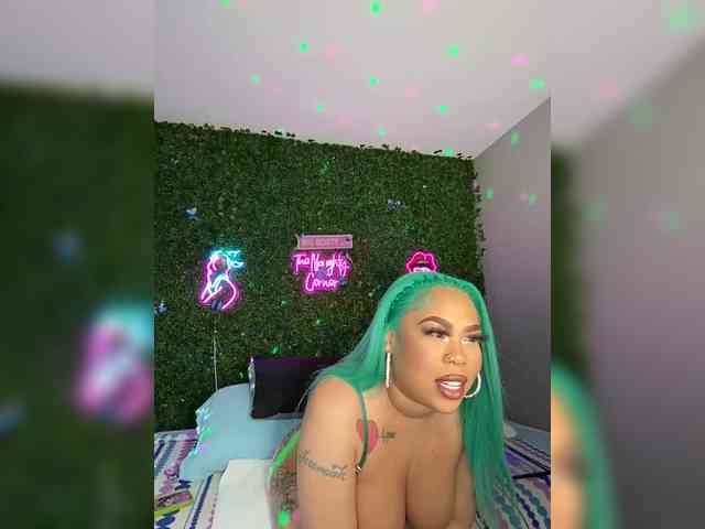 SarenaSoThick webcam