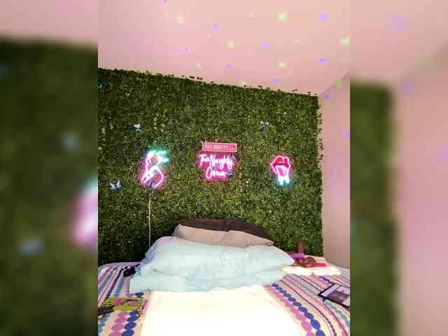 SarenaSoThick webcam