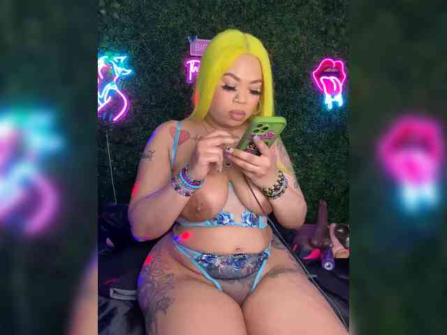 SarenaSoThick webcam