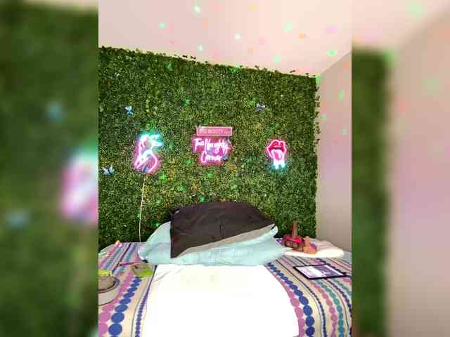 SarenaSoThick webcam