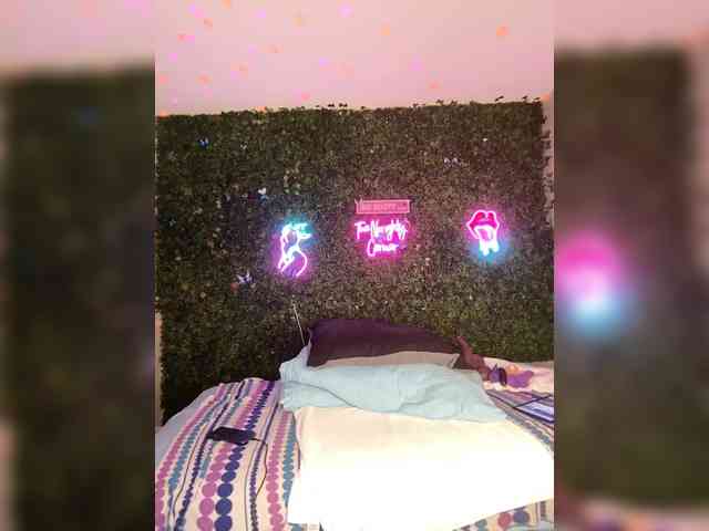 SarenaSoThick webcam