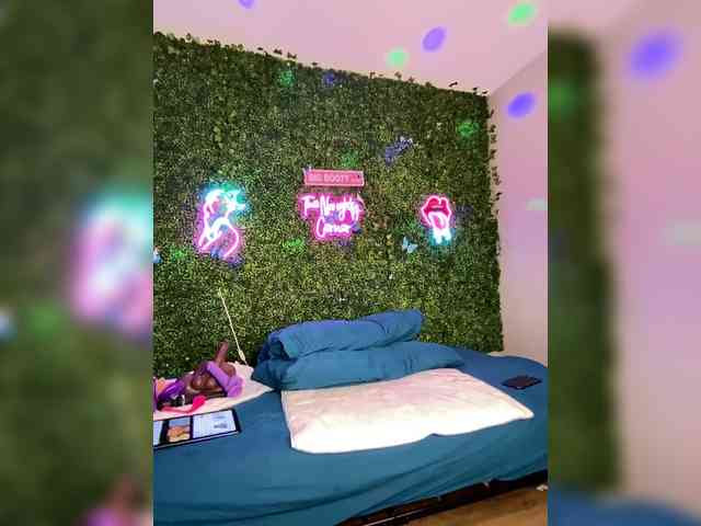 SarenaSoThick webcam